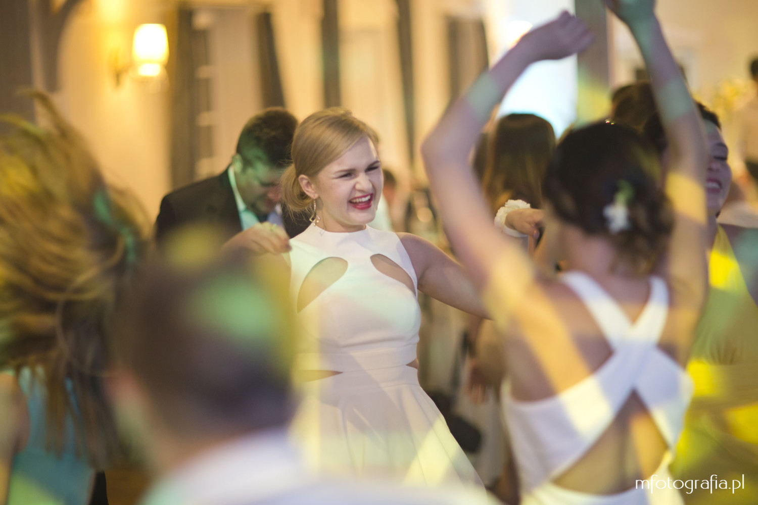 zdjęcie bawiących się kobiet